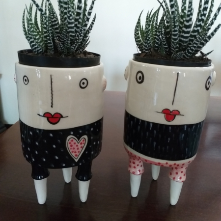 pottery 3 legged pots blk and pink